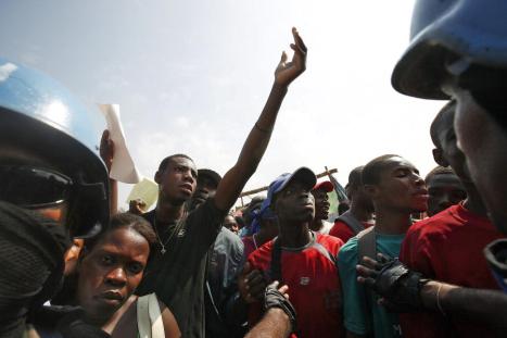 Haitians in Léogâne Await Food Distribution