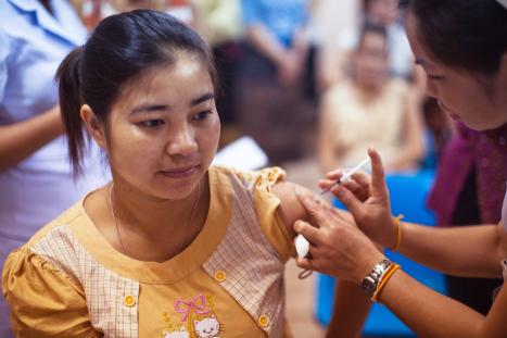 A health worker vaccinating a person. 