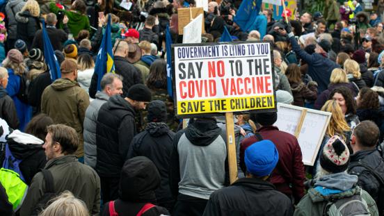 A large group of people rallying against the COVID-19 vaccine.